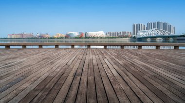 Yol yüzeyi ve kentsel mimari manzara ufku