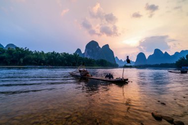Yangshuo, Guilin 'deki Lijiang Nehri' nin Güzel Peyzajı