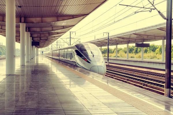 Tren istasyonu, yüksek hızlı tren ve platformlar