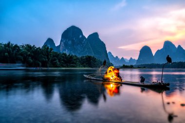 Guangx, Guilin 'deki Lijiang Nehri' nin manzara ve bambu salları.