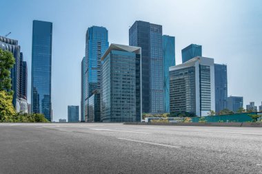 Asfalt zemin ve kentsel modern mimari