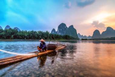 Guangx, Guilin 'deki Lijiang Nehri' nin manzara ve bambu salları.