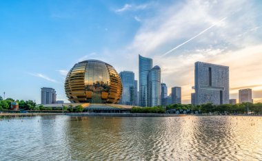 Hangzhou Finans Bölgesi Plaza ve peyzaj silüeti