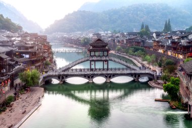 Antik Phoenix, Huna 'da nehir kıyısındaki halk evleri