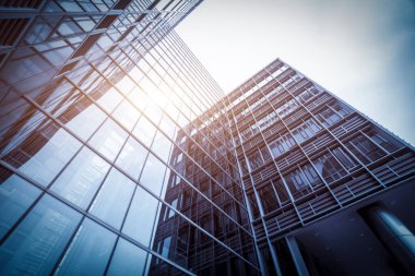 Şangay 'daki modern yüksek binalara bakıyorum.