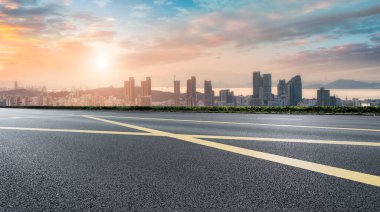 Asfalt yol ve Qingdao kentsel inşaat Skylin