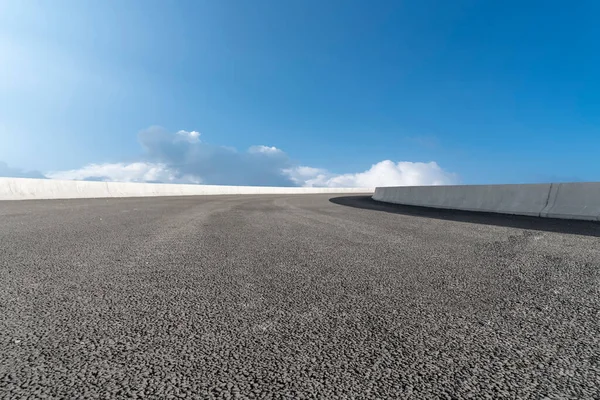 Скайлайн Асфальтового Покрытия Голубого Неба Белого — стоковое фото