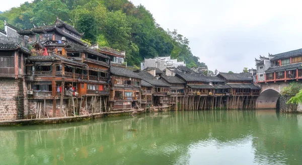 湖南省フェニックスの古代都市の川沿いの民俗住宅 — ストック写真