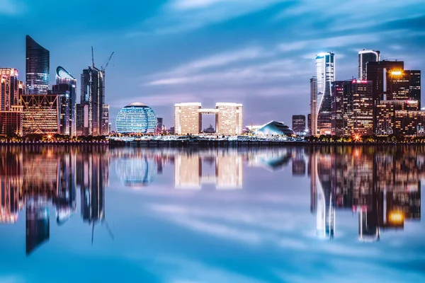 杭州の建築景観と都市スカイラインの夜景 — ストック写真