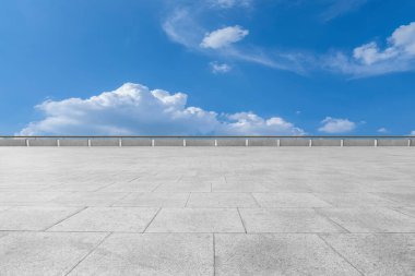 Boş döşemeler ve gökyüzü doğal manzarası