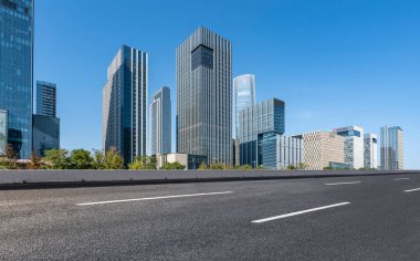 Ningbo 'nun şehir yolu ve modern ofis binası