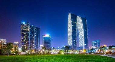 Suzhou Finansal Bölgesi 'ndeki mimari manzaranın gece görüşü