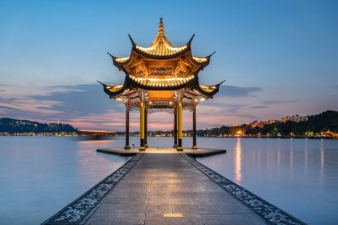 Hangzhou 'nun batı gölünde Jixian Pavyonu ve gün batımı