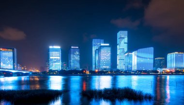 Fuzhou Finansal Bölgedeki modern ofis binasının gece görüşü