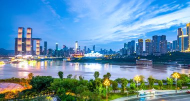 Chongqing kentsel mimarisinin güzel ufuk çizgisi ve gece manzarası