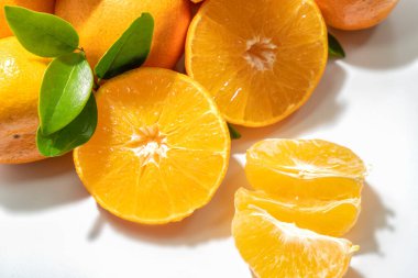 Beyaz arka grupta turuncu kombinasyon