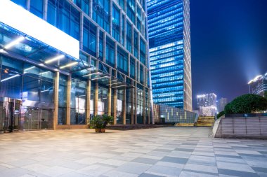 Lujiaz 'daki mimari caddenin gece görüşü ve ofis binası