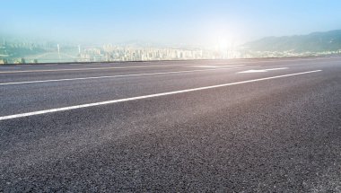 Chongqing kentsel ufuk çizgisi ve asfalt yol mimari manzarası