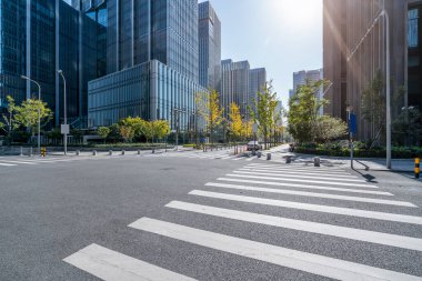 Ningbo otobüsündeki modern bina ve şehir sokağı.