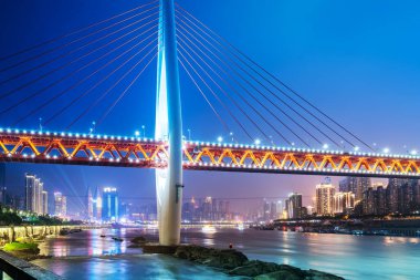 Chongqing kentsel mimarisinin güzel ufuk çizgisi ve gece manzarası