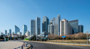 Qingdao şehir silueti ve asfalt yol mimarisi