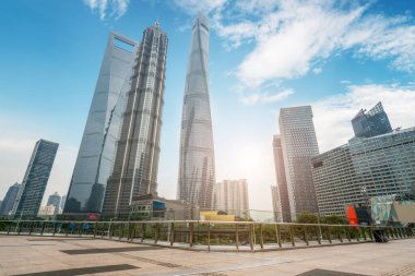 Lujiazui Finansal Mesafe 'nin sokak ve ofis binası.