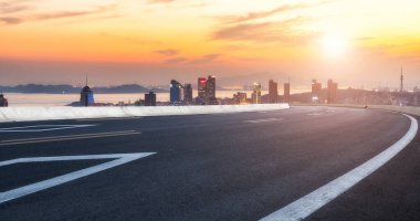 Asfalt yol ve Qingdao kentsel inşaat Skylin