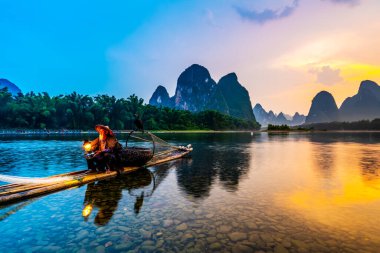 Yangshuo, Guilin 'deki Lijiang Nehri' nin Güzel Peyzajı