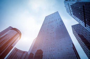 Shenzhen, Çin 'deki gökdelenlerin alçak açılı görüntüsü.