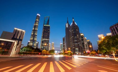 Shangha 'daki Lujiazui şehir gecesinin hız etkisi.