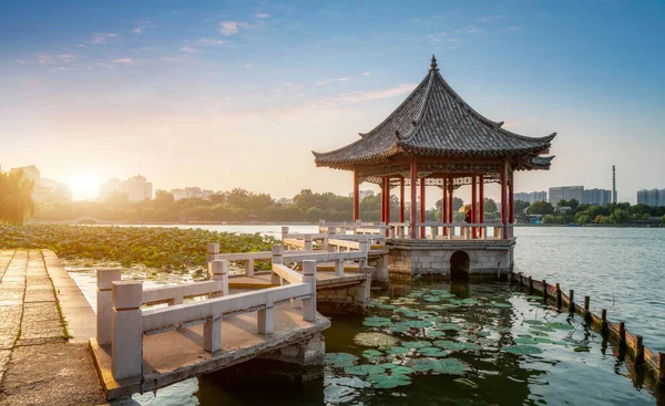 中国の大明湖公園の古代建築風景 — ストック写真