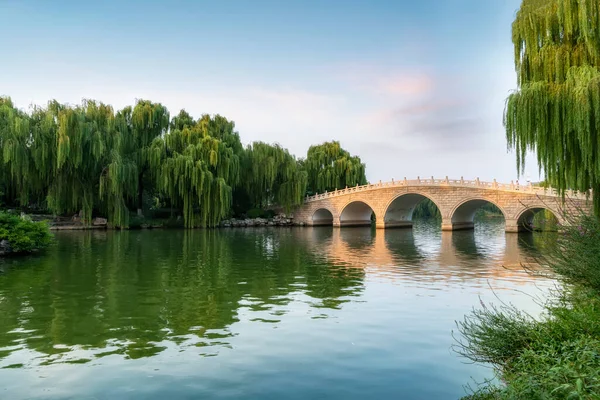 Jina 'daki Daming Gölü Parkı' nın antik mimari manzarası