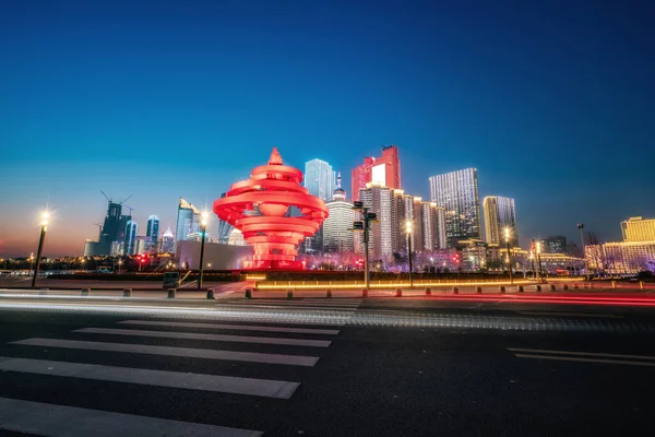 Väg Och Natt Utsikt Över Qingdao Urban Arkitektur — Stockfoto