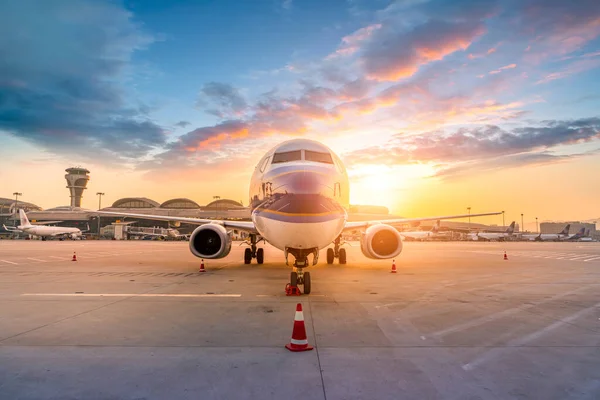 空港滑走路及びアプロの航空会社 — ストック写真