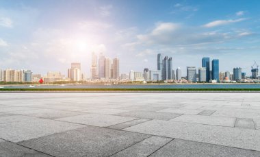 Boş kare kiremitler ve Qingdao şehir mimarisi gökyüzü