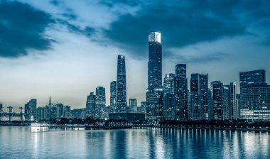 Guangzhou Şehri Skyline ve Mimari Gece Manzarası