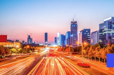Jinan, Çin 'de Gece Sahnesi ve Bulanık Araba Işıkları