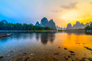 Yangshuo, Guilin 'deki Lijiang Nehri' nin Güzel Peyzajı