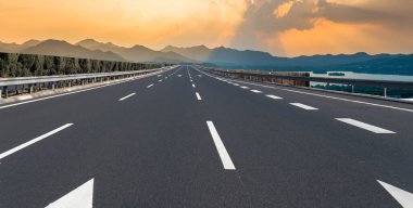Otobanın silüeti ve Gökyüzü Yanan Bulutlar