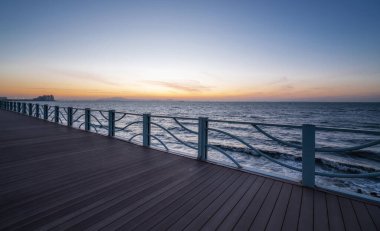 Güneşin altında güzel deniz manzarası