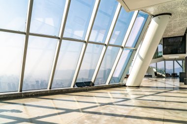 Modern Çin binasında büyük cam pencere.