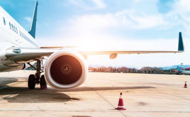 Havaalanı pisti önlüğü ve yolcu uçağı