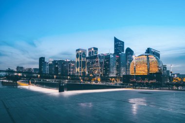 Hangzhou Finans Bölgesi Plaza ve peyzaj silüeti