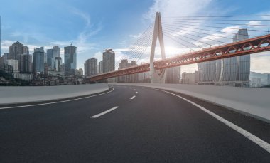 Kentsel yolların ve mimari manzaraların ufuk çizgisi