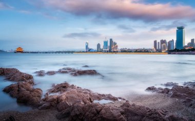 Qingdao 'nun güzel sahil şeridi ve mimari manzarası.