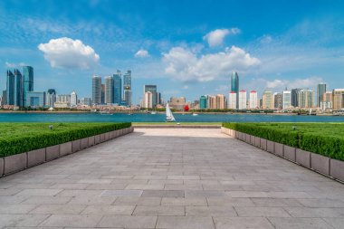 Qingdao 'nun modern şehir mimari manzarası, Chin.