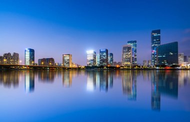 Fuzhou Finansal Bölgedeki modern ofis binasının gece görüşü