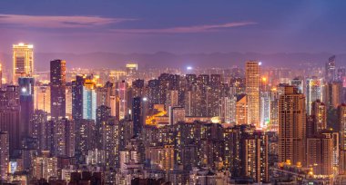 Chongqing mimari manzarası, nehirler ve gece gökyüzü.