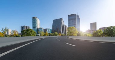 Ningb 'in asfalt yolu ve kentsel mimari manzarası