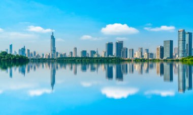 Nanjing 'deki Xuanwu Gölü ve mimari manzaranın silueti.